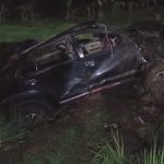 Sebuah minibus yang ditumpangi empat orang terjun ke sawah di Jalan Raya Lingkar Timur, Kabupaten Kuningan (Foto: Darfan)