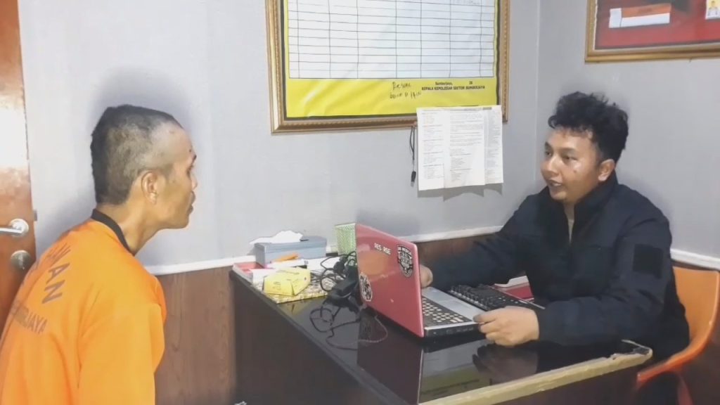 Pelaku Pencurian Sepeda Motor diamankan Polsek Sumberjaya (Foto : Darfan)