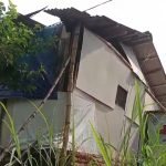 Rumah seorang guru honorer SLB di Kalitanjung, Kota Cirebon, Nyaris ambruk setelah bangunan semi permanennya miring sekitar 50 sentimeter (Foto : Darfan)
