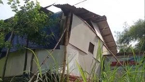Rumah seorang guru honorer SLB di Kalitanjung, Kota Cirebon, Nyaris ambruk setelah bangunan semi permanennya miring sekitar 50 sentimeter (Foto : Darfan)