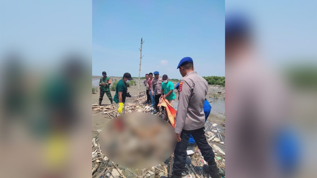 Mayat tanpa identitas ditemukan di pesisir Muara Cirebon (Foto : Darfan)