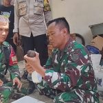 Petugas kepolisian bersama anggota TNI dari Denpal III Cirebon memeriksa benda yang diduga granat (Foto : Darfan)