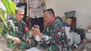 Petugas kepolisian bersama anggota TNI dari Denpal III Cirebon memeriksa benda yang diduga granat (Foto : Darfan)