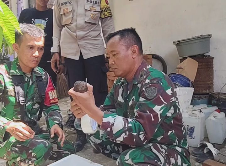 Petugas kepolisian bersama anggota TNI dari Denpal III Cirebon memeriksa benda yang diduga granat (Foto : Darfan)