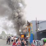 Kebakaran hebat melanda sebuah bengkel dan toko aki di Kabupaten Cirebon (Foto : Darfan)