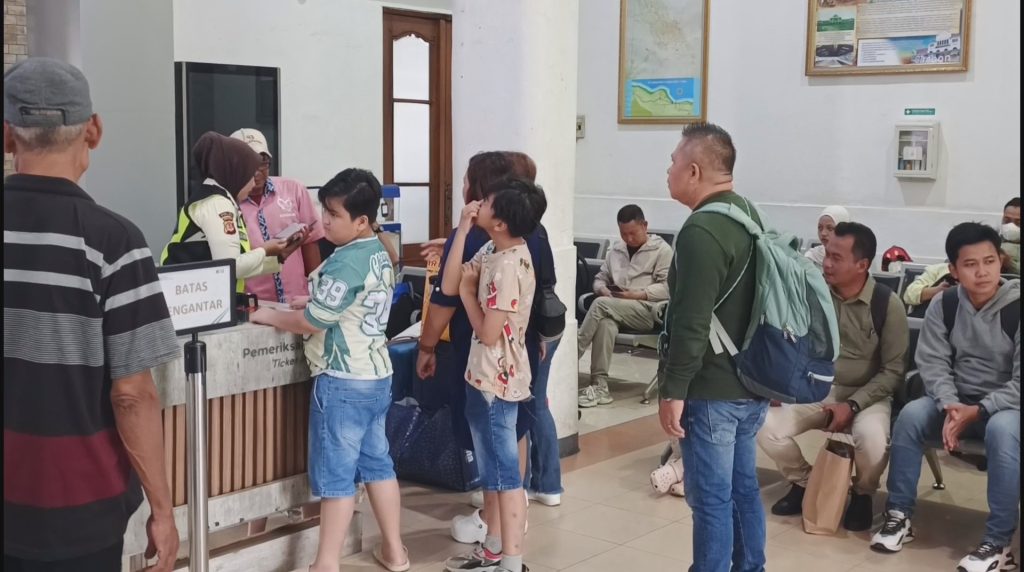 Perjalanan 27 kereta dibatalkan yang biasa melintas di Daop 3 Cirebon (Foto : Darfan)