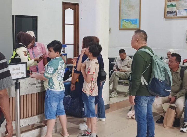 Perjalanan 27 kereta dibatalkan yang biasa melintas di Daop 3 Cirebon (Foto : Darfan)