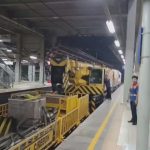 PT KAI Daop 3 Cirebon menagirimkan satu kereta crane serta alat berat untuk membantu evakuasi kecelakaan kereta di Stasiun Bekasi Timur (Foto : Darfan)
