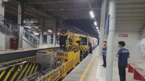 PT KAI Daop 3 Cirebon menagirimkan satu kereta crane serta alat berat untuk membantu evakuasi kecelakaan kereta di Stasiun Bekasi Timur (Foto : Darfan)