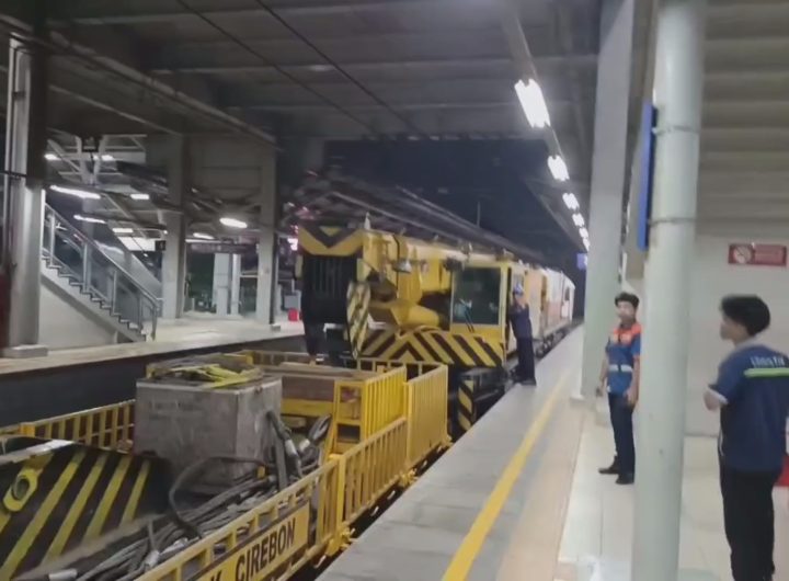PT KAI Daop 3 Cirebon menagirimkan satu kereta crane serta alat berat untuk membantu evakuasi kecelakaan kereta di Stasiun Bekasi Timur (Foto : Darfan)