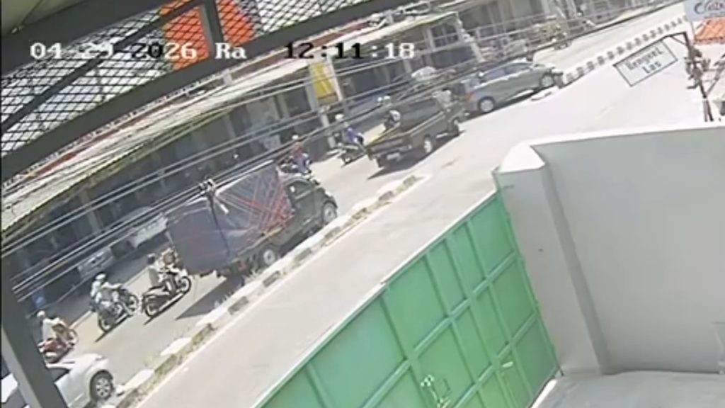 Terekam CCTV, tabrakan beruntun mobil dan dua motor (Tangkapan Layar)