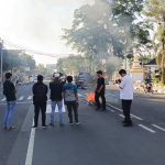 Puluhan mahasiswa di Cirebon menggeruduk Gedung DPRD, Rabu sore, terkait dugaan perselingkuhan anggota DPRD dengan istri kepala desa. (Foto : Darfan)