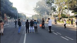 Puluhan mahasiswa di Cirebon menggeruduk Gedung DPRD, Rabu sore, terkait dugaan perselingkuhan anggota DPRD dengan istri kepala desa. (Foto : Darfan)