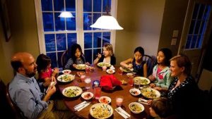 Ilustrasi Makan Malam (Tangkapan Layar)