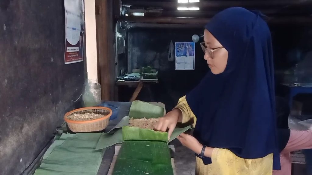 Dampak Kenaikan Harga Kedelai dan Plastik, Daun Pisang Jadi Solusi bagi Pengrajin Tempe di Majalengka (Foto : Darfan)