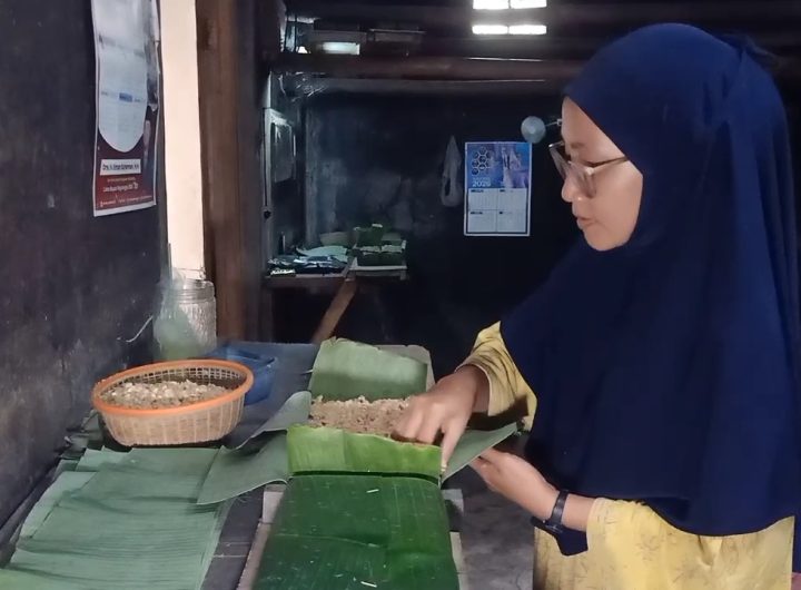 Dampak Kenaikan Harga Kedelai dan Plastik, Daun Pisang Jadi Solusi bagi Pengrajin Tempe di Majalengka (Foto : Darfan)