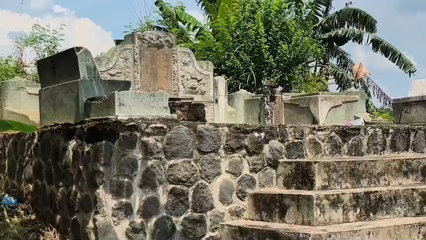 Ratusan makam Tionghoa bersejarah di Cirebon hilang, diduga dijual mafia tanah menjadi rumah (Foto : Darfan)