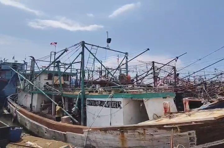 Solar industri langka, ratusan kapal nelayan teronggok di Pelabuhan Kejawanan (Foto : Darfan)
