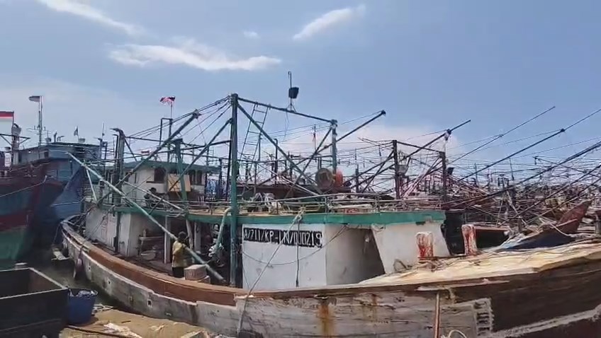 Solar industri langka, ratusan kapal nelayan teronggok di Pelabuhan Kejawanan (Foto : Darfan)