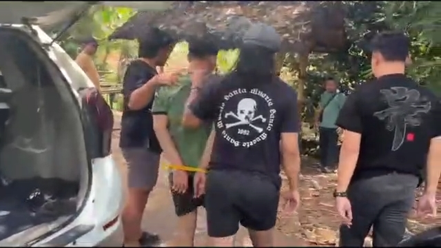 Tim Unit Resmob Satreskrim Polres Majalengka, Jawa Barat, mengamankan dua pelaku komplotan begal sadis yang kerap beraksi di Jalan Lingkar Baribis, Kecamatan Cigasong (Foto : Darfan)