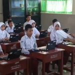 Hari pertama pelaksanaan tes kemampuan akademik di Kota Cirebon. Berjalan dengan tertib dan tanpa kendala. (Foto : Darfan)