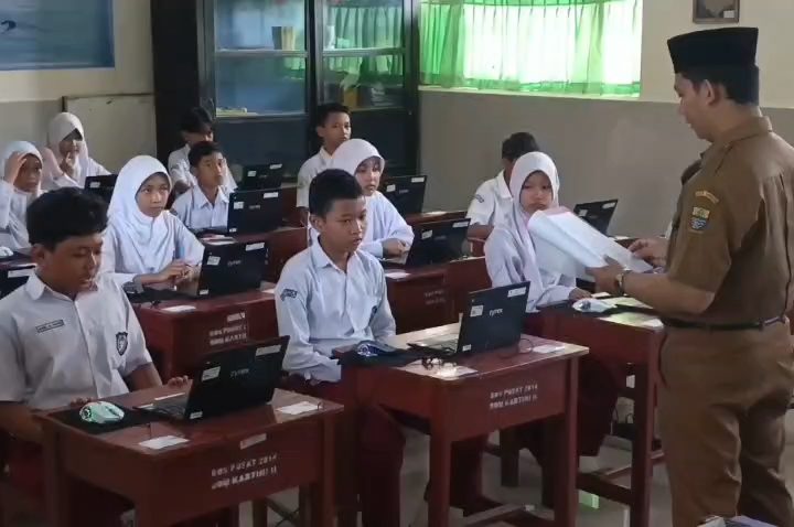 Hari pertama pelaksanaan tes kemampuan akademik di Kota Cirebon. Berjalan dengan tertib dan tanpa kendala. (Foto : Darfan)