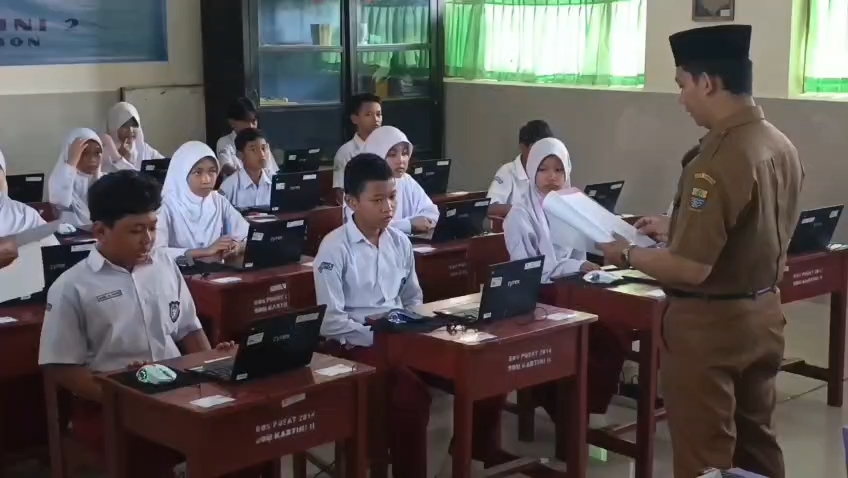 Hari pertama pelaksanaan tes kemampuan akademik di Kota Cirebon. Berjalan dengan tertib dan tanpa kendala. (Foto : Darfan)