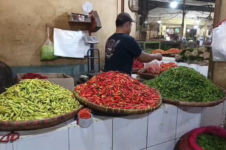Pasokan cabai sulit, harga cabai kembali meroket (Foto : Darfan)