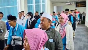 Sebanyak 445 jemaah haji Jawa Barat kloter pertama dari Kabupaten Indramayu diberangkatkan dari embarkasi haji Kertajati melalui Bandara Internasional Jawa Barat (Foto : Darfan)