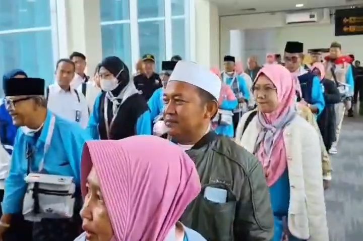 Sebanyak 445 jemaah haji Jawa Barat kloter pertama dari Kabupaten Indramayu diberangkatkan dari embarkasi haji Kertajati melalui Bandara Internasional Jawa Barat (Foto : Darfan)