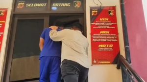 Buronan kasus korupsi dana bantuan sosial Program Keluarga Harapan (PKH) akhirnya berhasil ditangkap setelah tiga tahun melarikan diri (Foto : Darfan)