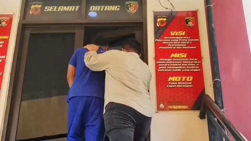 Buronan kasus korupsi dana bantuan sosial Program Keluarga Harapan (PKH) akhirnya berhasil ditangkap setelah tiga tahun melarikan diri (Foto : Darfan)