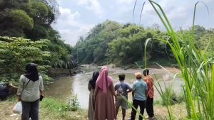 Dua Pelajar Tenggelam di Sungai Cisanggaraung, Pencarian Masih Berlangsung (Foto : Darfan)