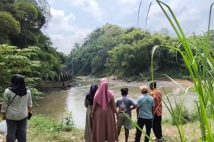 Dua Pelajar Tenggelam di Sungai Cisanggaraung, Pencarian Masih Berlangsung (Foto : Darfan)