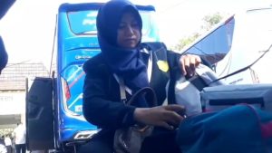 Musim haji membawa berkah ekonomi bagi penjual sabuk atau tali pinggang ihram laris diburu (Foto : Darfan)