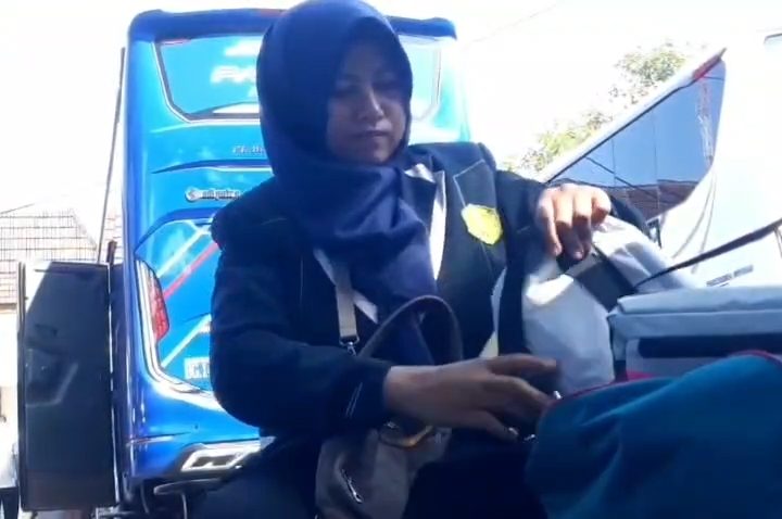 Musim haji membawa berkah ekonomi bagi penjual sabuk atau tali pinggang ihram laris diburu (Foto : Darfan)