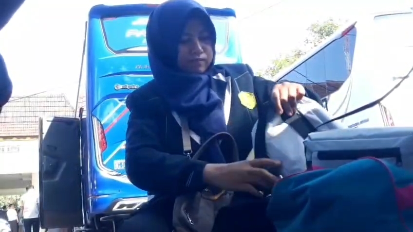 Musim haji membawa berkah ekonomi bagi penjual sabuk atau tali pinggang ihram laris diburu (Foto : Darfan)