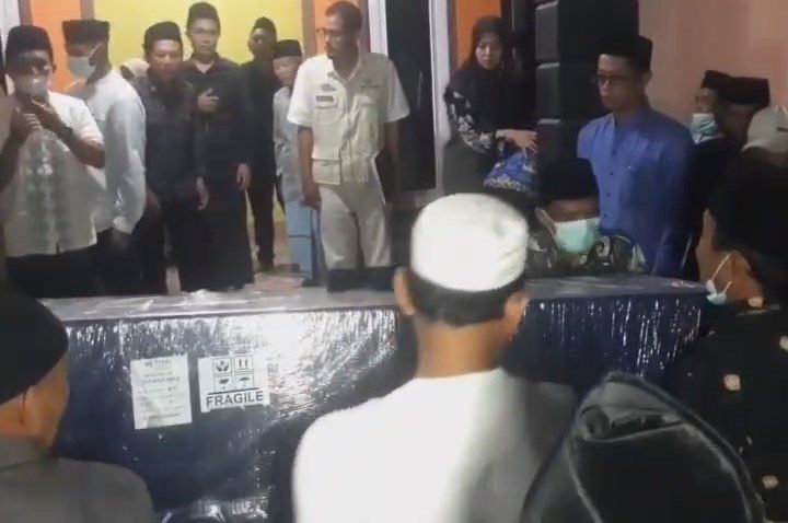 Jenazah pekerja migran Indonesia asal Majalengka tiba di kampung halaman (Foto : Darfan)