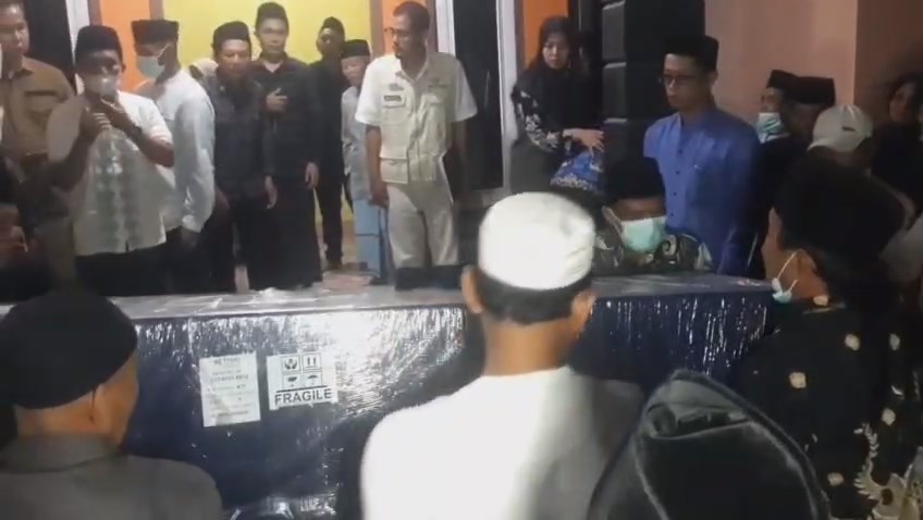 Jenazah pekerja migran Indonesia asal Majalengka tiba di kampung halaman (Foto : Darfan)