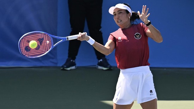 Ilsutrasi Janice Tjen saat tampil dalam nomor tunggal Billie Jean King Cup 2026. (ANTARA FOTO/Nova Wahyudi)