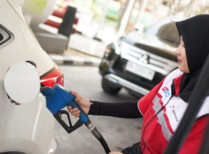 Petugas di salah satu SPBU sedang mengisi BBM