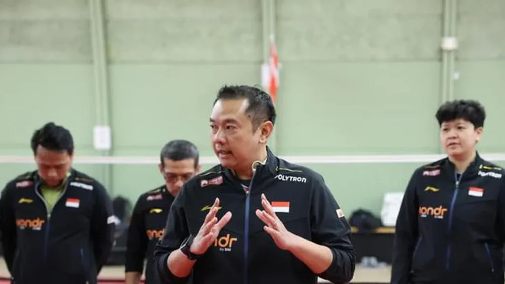 Kabid Pembinaan dan Prestasi Pelatnas PBSI Eng Hian memberikan arahan kepada tim Indonesia untuk Piala Thomas dan Uber 2026 di Horsens Badminton Club, Denmark, Selasa (21/4). (foto: PBSI) ((21/4))