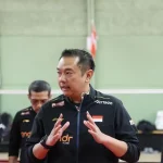 Kabid Pembinaan dan Prestasi Pelatnas PBSI Eng Hian memberikan arahan kepada tim Indonesia untuk Piala Thomas dan Uber 2026 di Horsens Badminton Club, Denmark, Selasa (21/4). (foto: PBSI) ((21/4))
