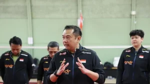 Kabid Pembinaan dan Prestasi Pelatnas PBSI Eng Hian memberikan arahan kepada tim Indonesia untuk Piala Thomas dan Uber 2026 di Horsens Badminton Club, Denmark, Selasa (21/4). (foto: PBSI) ((21/4))