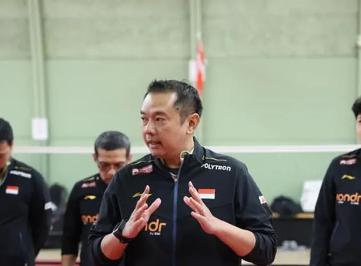 Kabid Pembinaan dan Prestasi Pelatnas PBSI Eng Hian memberikan arahan kepada tim Indonesia untuk Piala Thomas dan Uber 2026 di Horsens Badminton Club, Denmark, Selasa (21/4). (foto: PBSI) ((21/4))