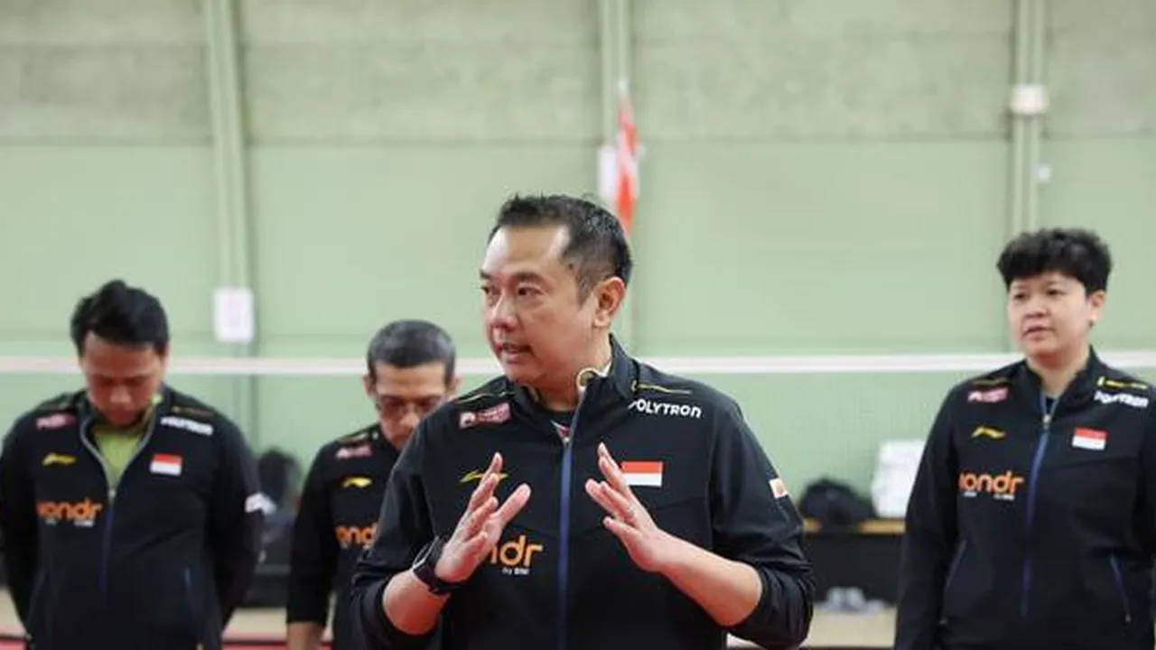 Kabid Pembinaan dan Prestasi Pelatnas PBSI Eng Hian memberikan arahan kepada tim Indonesia untuk Piala Thomas dan Uber 2026 di Horsens Badminton Club, Denmark, Selasa (21/4). (foto: PBSI) ((21/4))