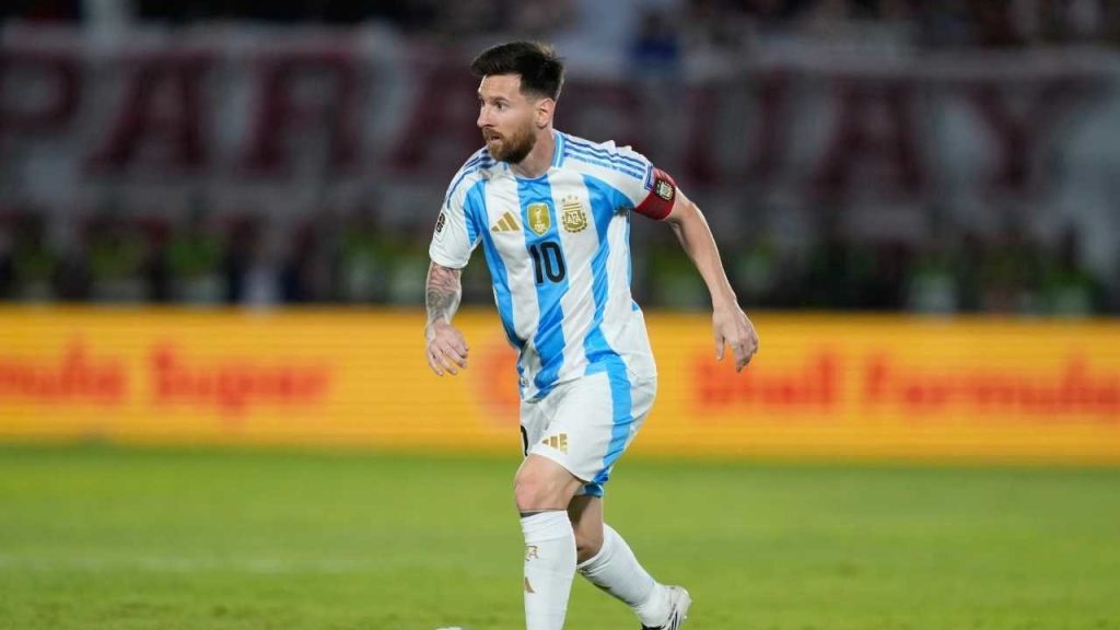 Pemain Argentina, Lionel Messi, mengontrol bola dalam laga kualifikasi Piala Dunia 2026 melawan Paraguay, Kamis, 14 November 2024. (c) AP Photo/Jorge Saenz