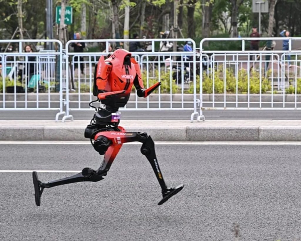 Robot China Lampaui Rekor Dunia Half Marathon Manusia (Tangkapan Layar)