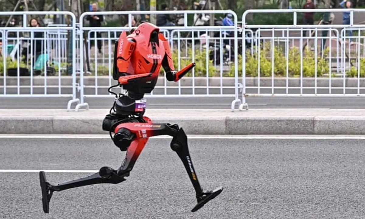 Robot China Lampaui Rekor Dunia Half Marathon Manusia (Tangkapan Layar)
