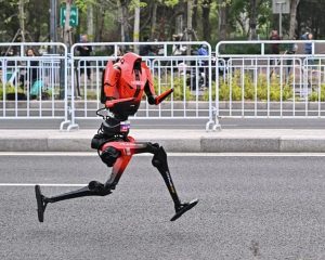 Robot China Lampaui Rekor Dunia Half Marathon Manusia (Tangkapan Layar)